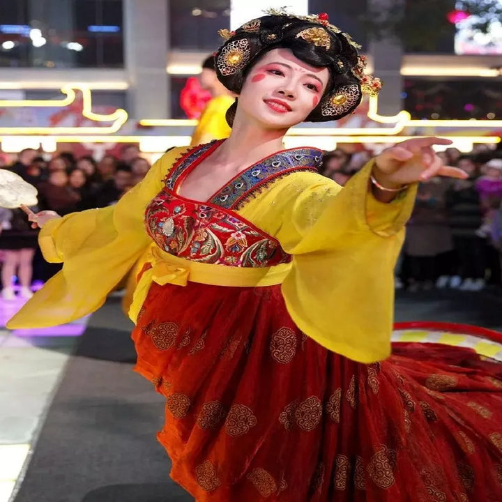 Doll_Lady_Performance_in_North_Square