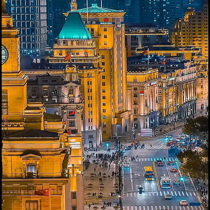 The_Bund_s_Historic_International_Buildings_in_Modern_Shanghai