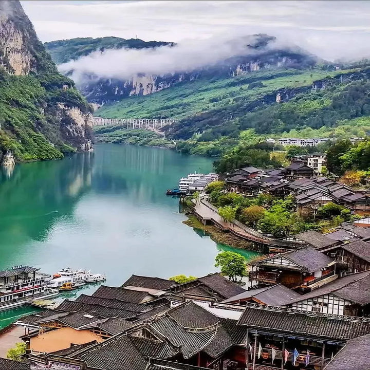 Wu_River_Gallery_with_turquoise_waterways_in_Chongqing